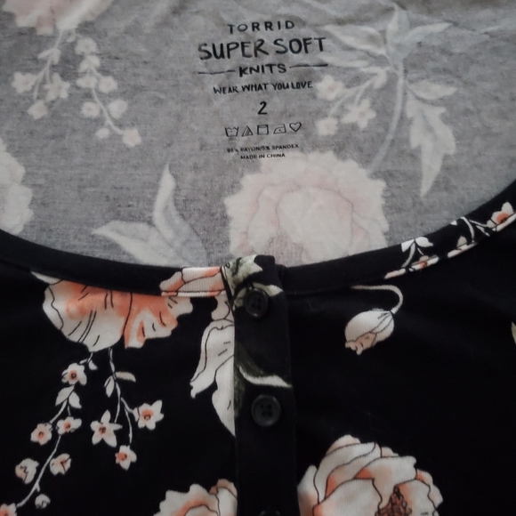 Torrid super soft flower baby doll tee - Picture 2 of 2